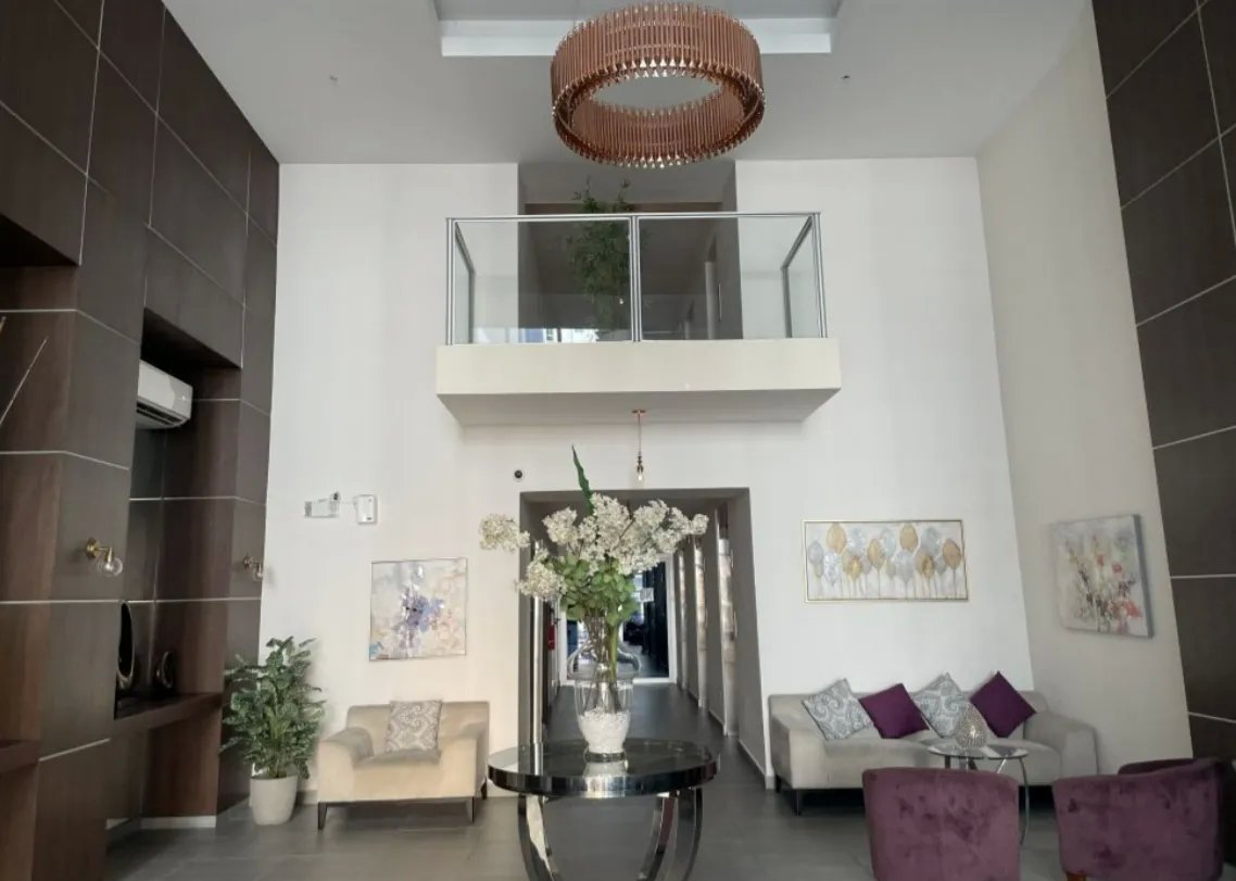 ¡VIVE EN LA CIMA! Apartamento de 2 Recámaras en PH San Roque (Piso Alto)