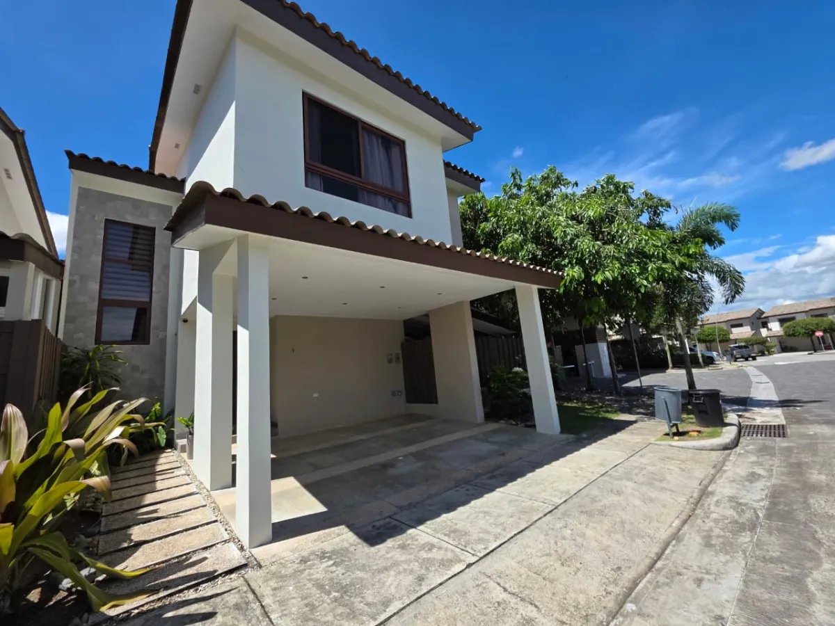 VENTA DE CASA EN PH GARDENIAS, BRISAS DEL GOLF