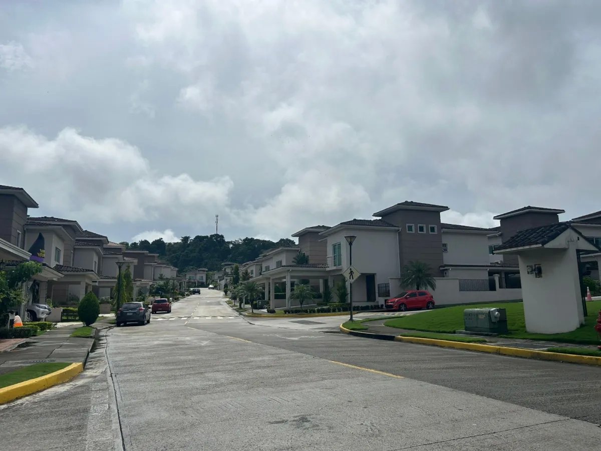 Venta de casa en Dorado Village Condado Del Rey