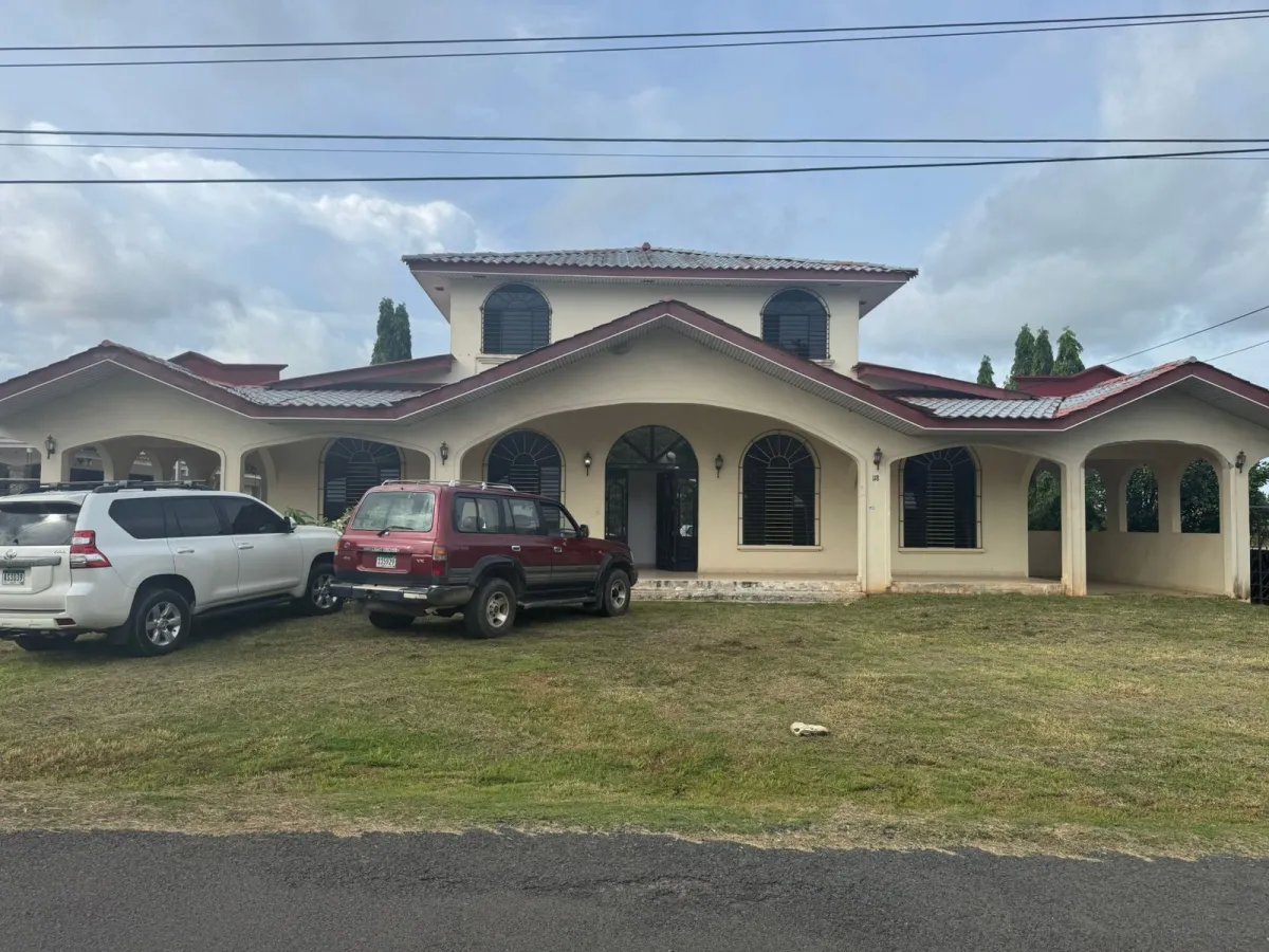 Se Alquila: Espaciosa Vivienda con 650m2 de Construccion.