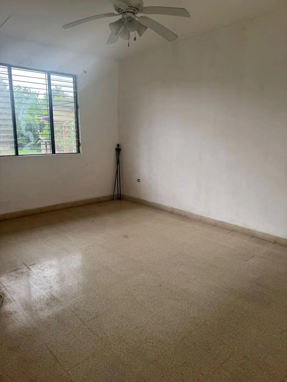 Se Alquila: Espaciosa Vivienda con 650m2 de Construccion.