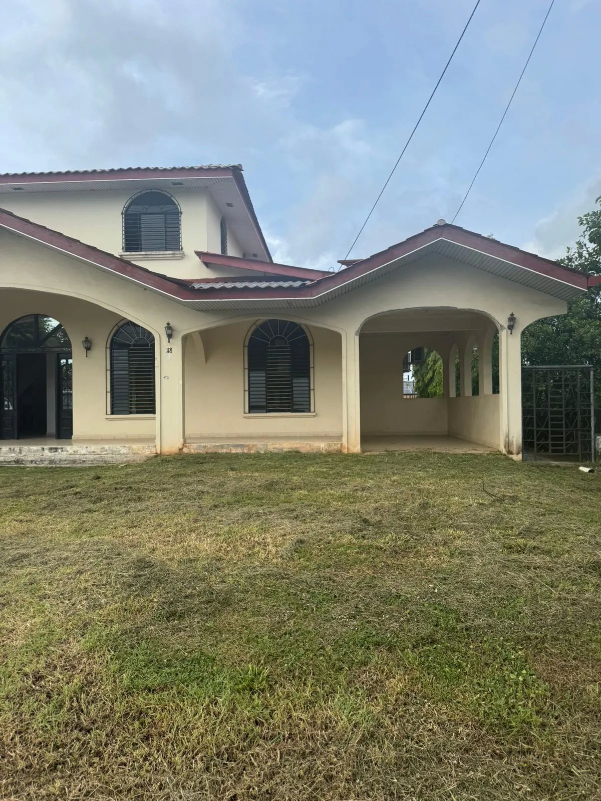 Se Alquila: Espaciosa Vivienda con 650m2 de Construccion.