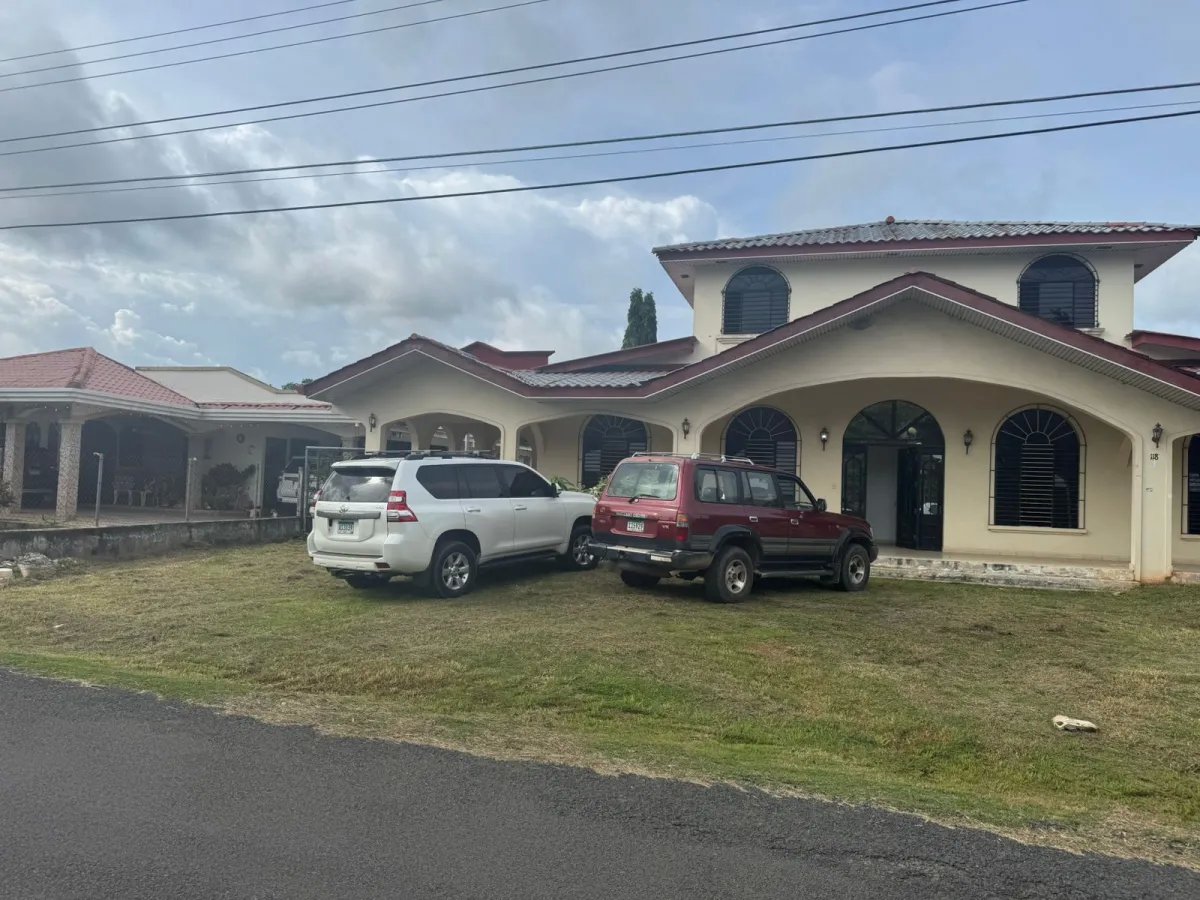 Se Alquila: Espaciosa Vivienda con 650m2 de Construccion.
