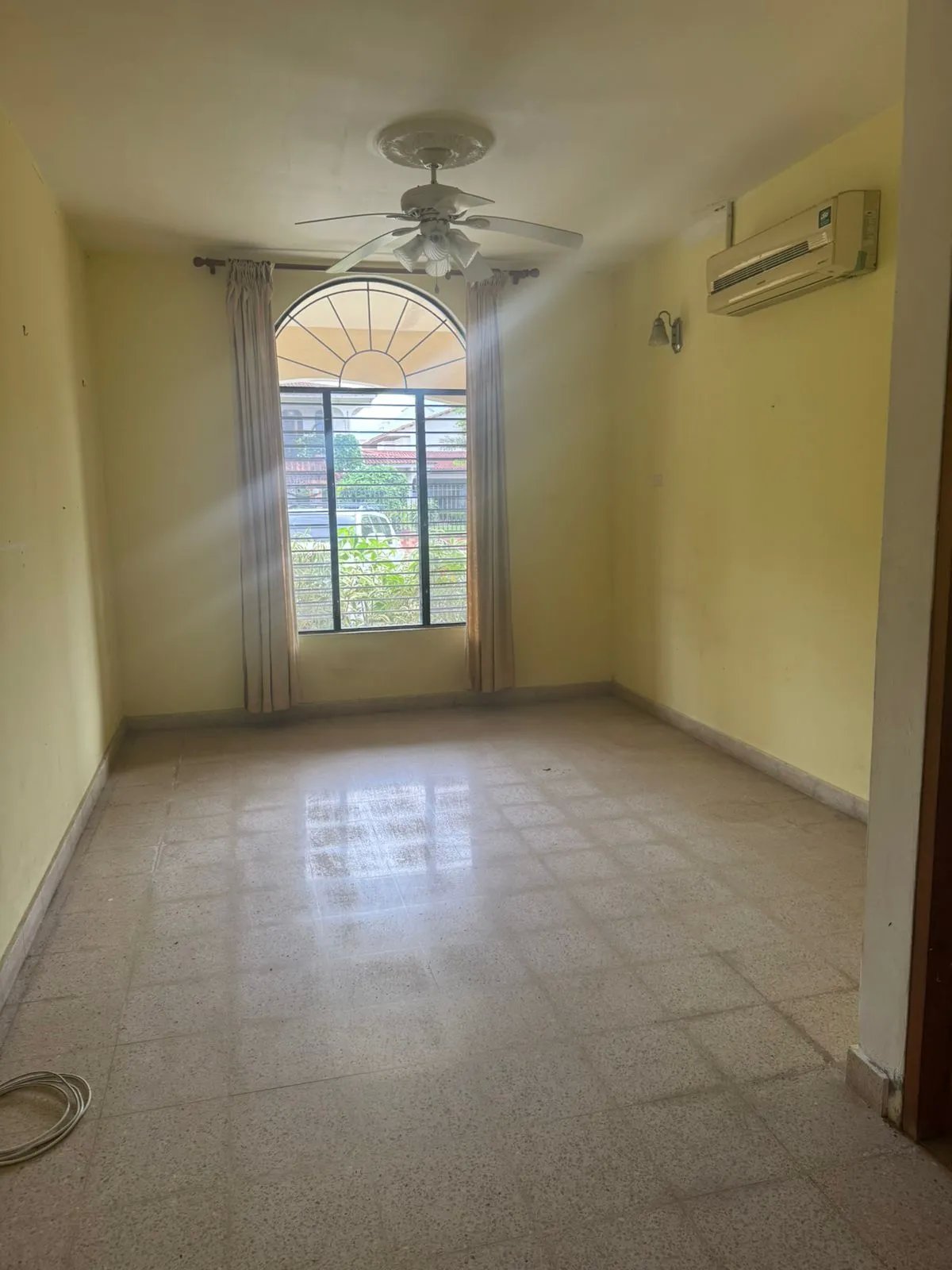 Se Vende: Espaciosa Casa de 650 m2 de Construccion.