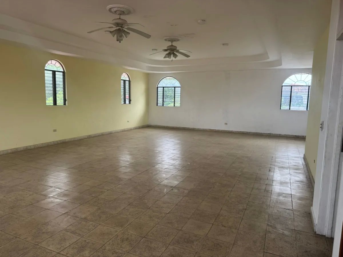 Se Vende: Espaciosa Casa de 650 m2 de Construccion.