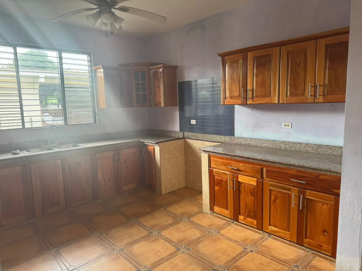 Se Vende: Espaciosa Casa de 650 m2 de Construccion.