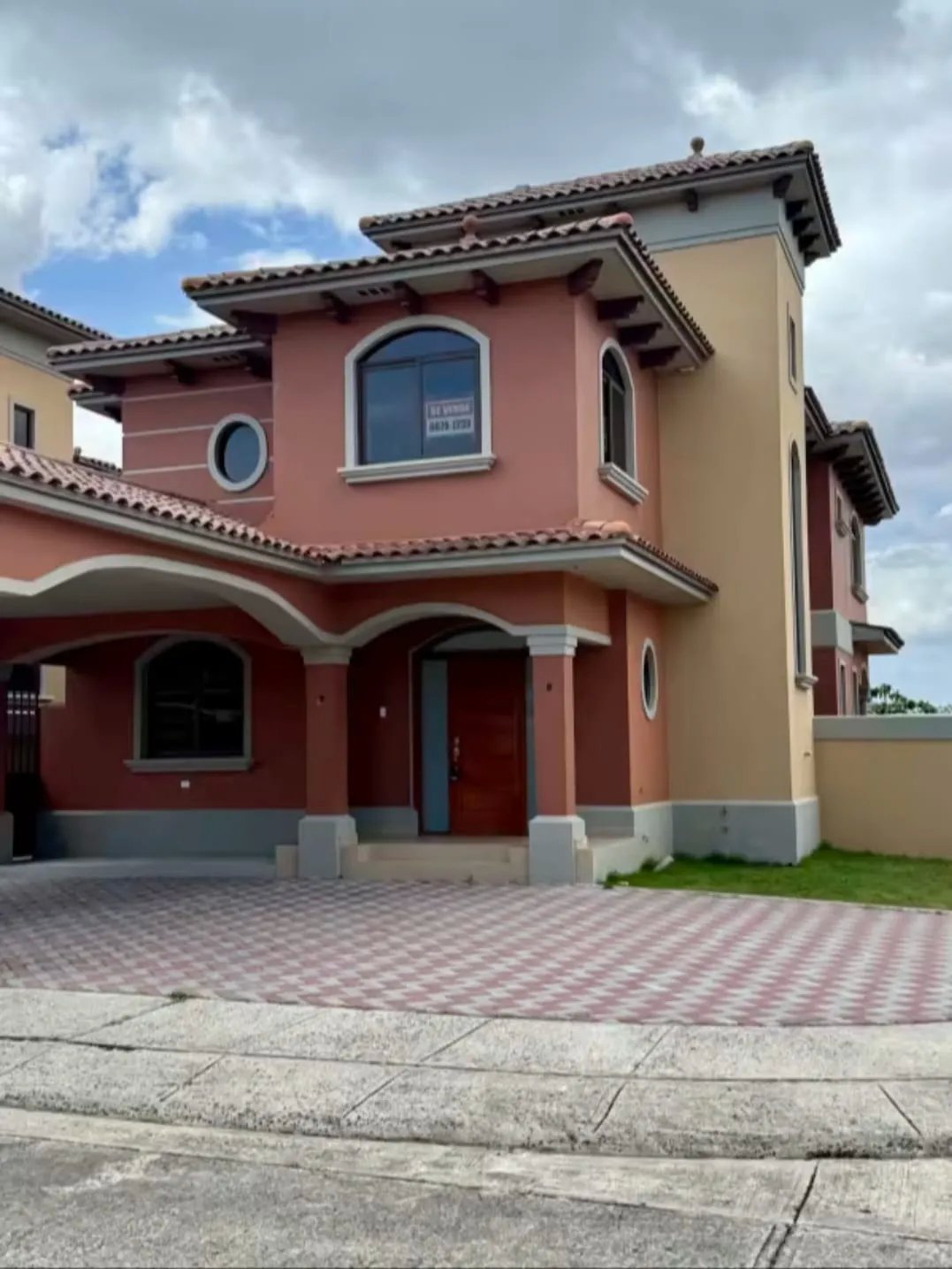 Apartment For Sale in Costa Sur