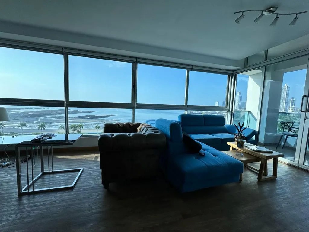 Venta de Apartamento Vacío en Ave. Balboa, Panamá