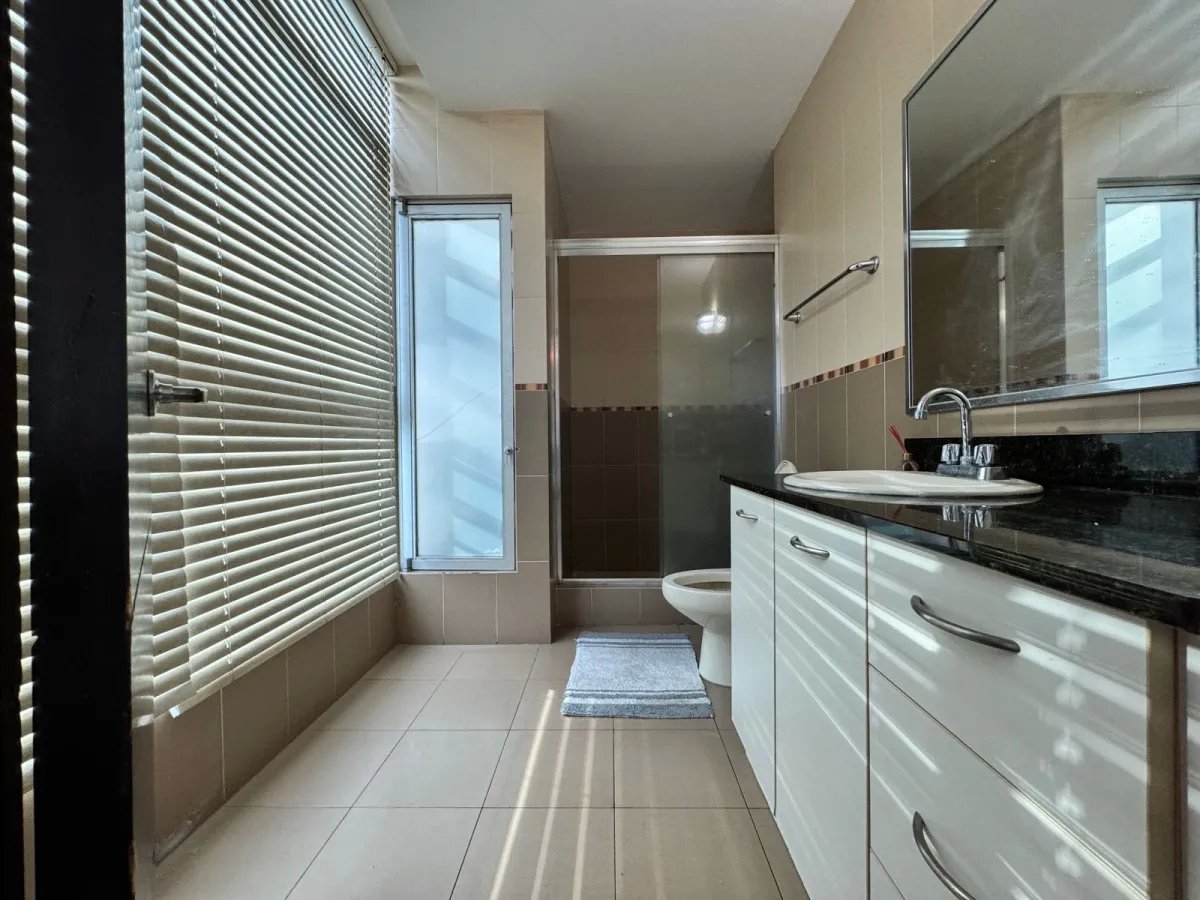 Venta de Apartamento Vacío en Ave. Balboa, Panamá