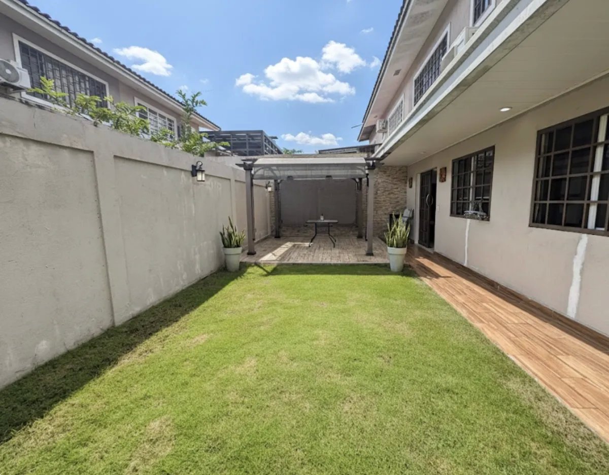 Duplex For Sale in Venta de casa en PH Villa Tiber, Villas del Golf