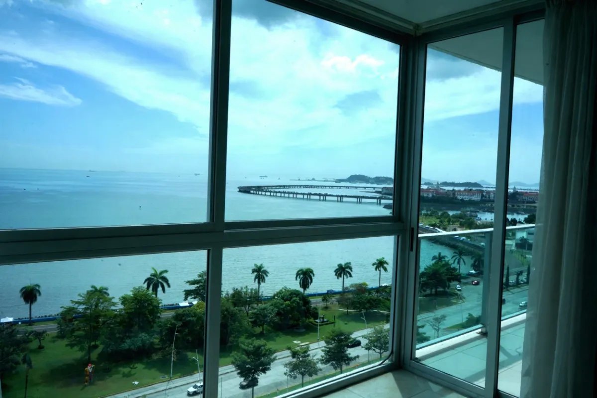 Hermoso Apartamento con Vista al Mar en Venta/Beautiful Apartment for Sale with Ocean View