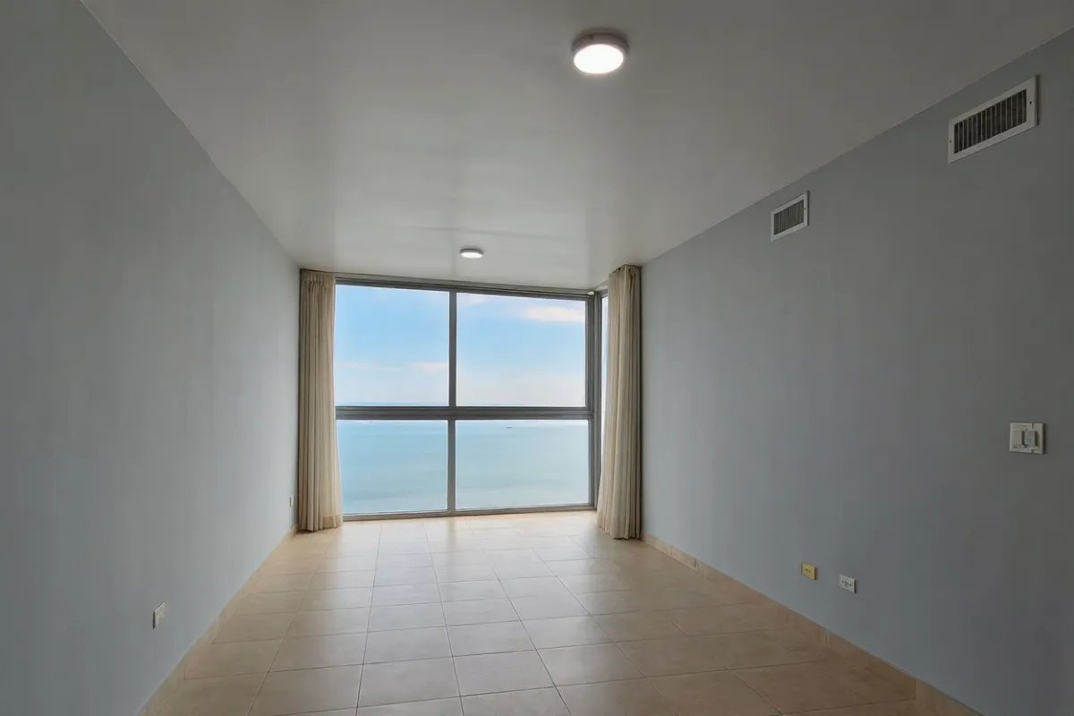 Hermoso Apartamento con Vista al Mar en Venta/Beautiful Apartment for Sale with Ocean View