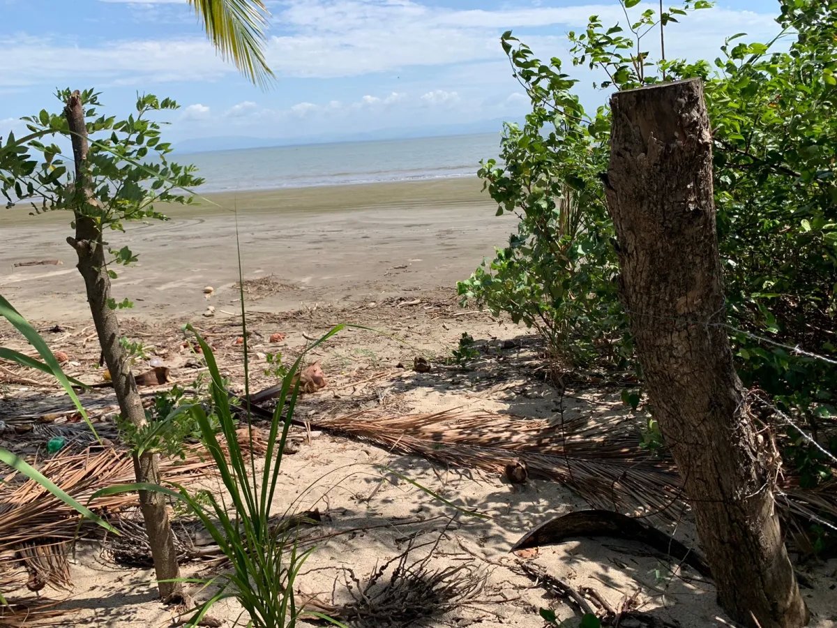 En Venta: Propiedad en Playa Hicaco Frente a la Playa.