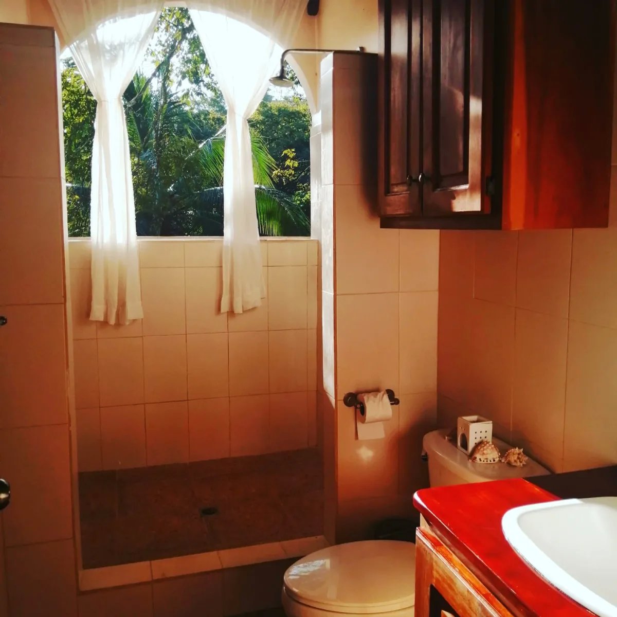 En venta: Casa Brava Ventura  Santuario colonial con vistas al océano...