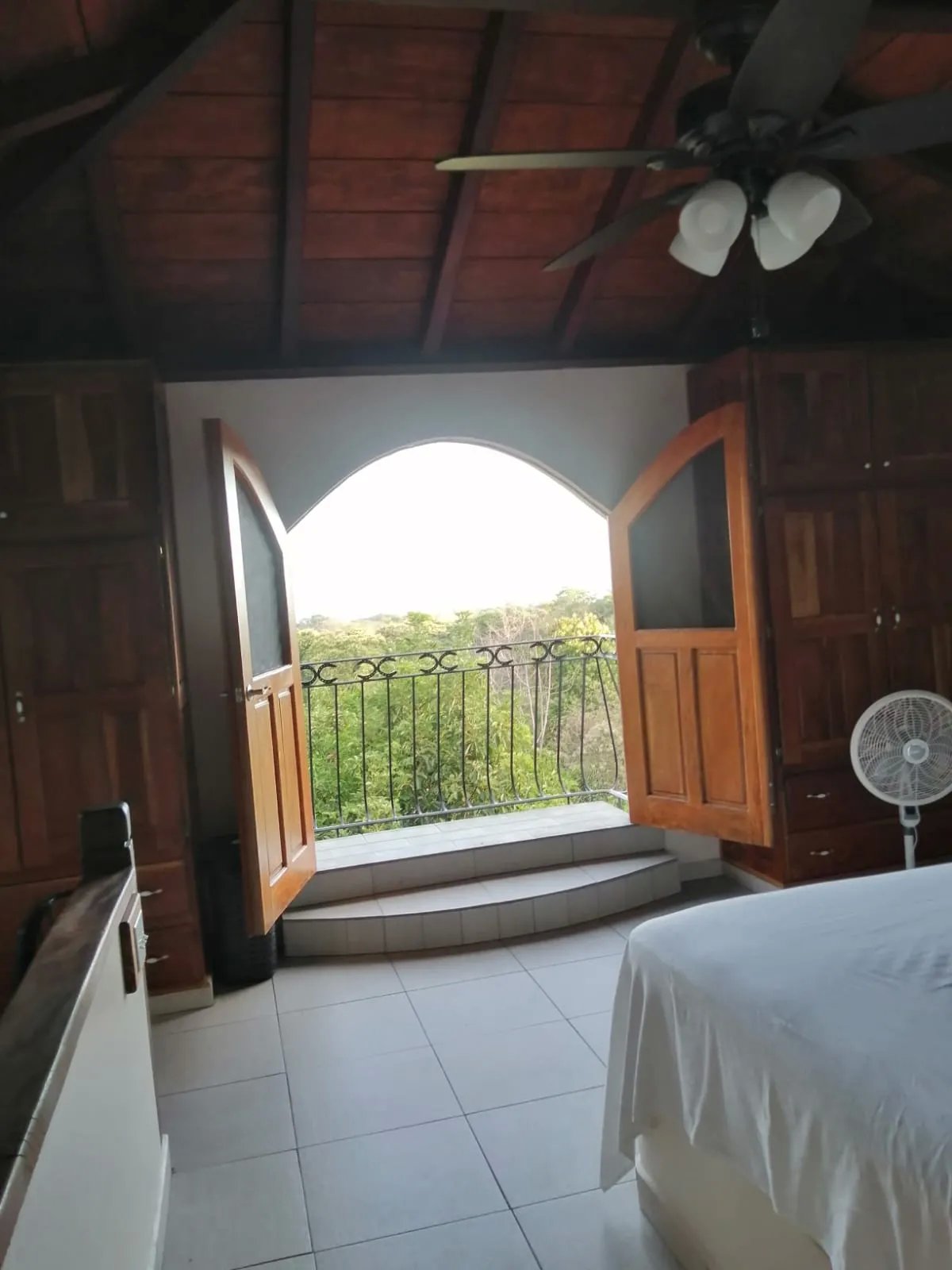 En venta: Casa Brava Ventura  Santuario colonial con vistas al océano en Santa Catalina.