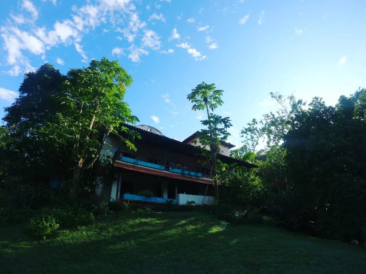 En venta: Casa Brava Ventura  Santuario colonial con vistas al océano en Santa Catalina.