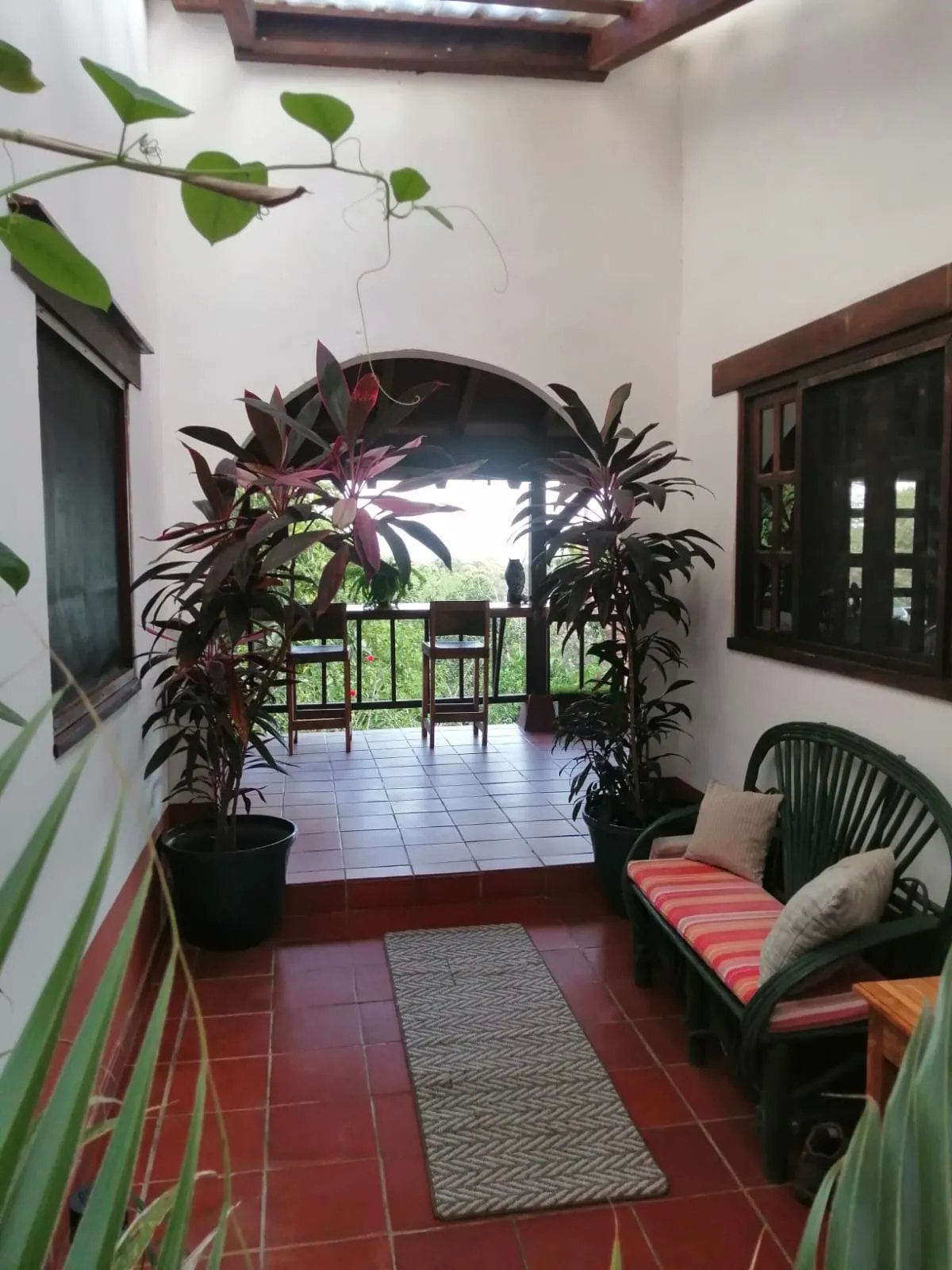 En venta: Casa Brava Ventura  Santuario colonial con vistas al océano en Santa Catalina.