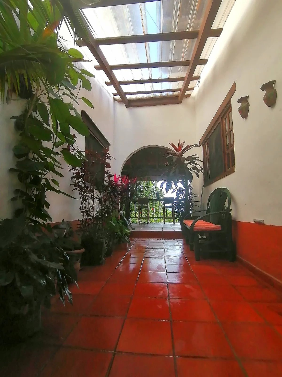 En venta: Casa Brava Ventura  Santuario colonial con vistas al océano en Santa Catalina.