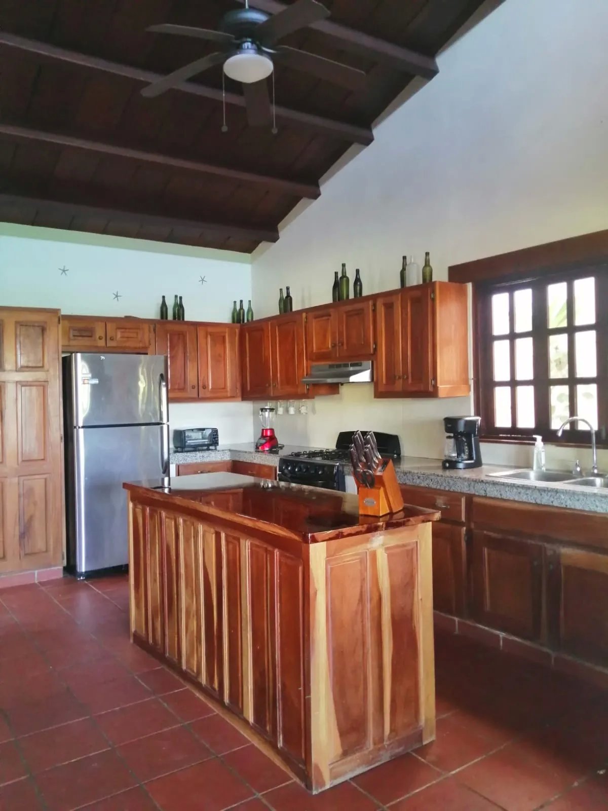 En venta: Casa Brava Ventura  Santuario colonial con vistas al océano en Santa Catalina.
