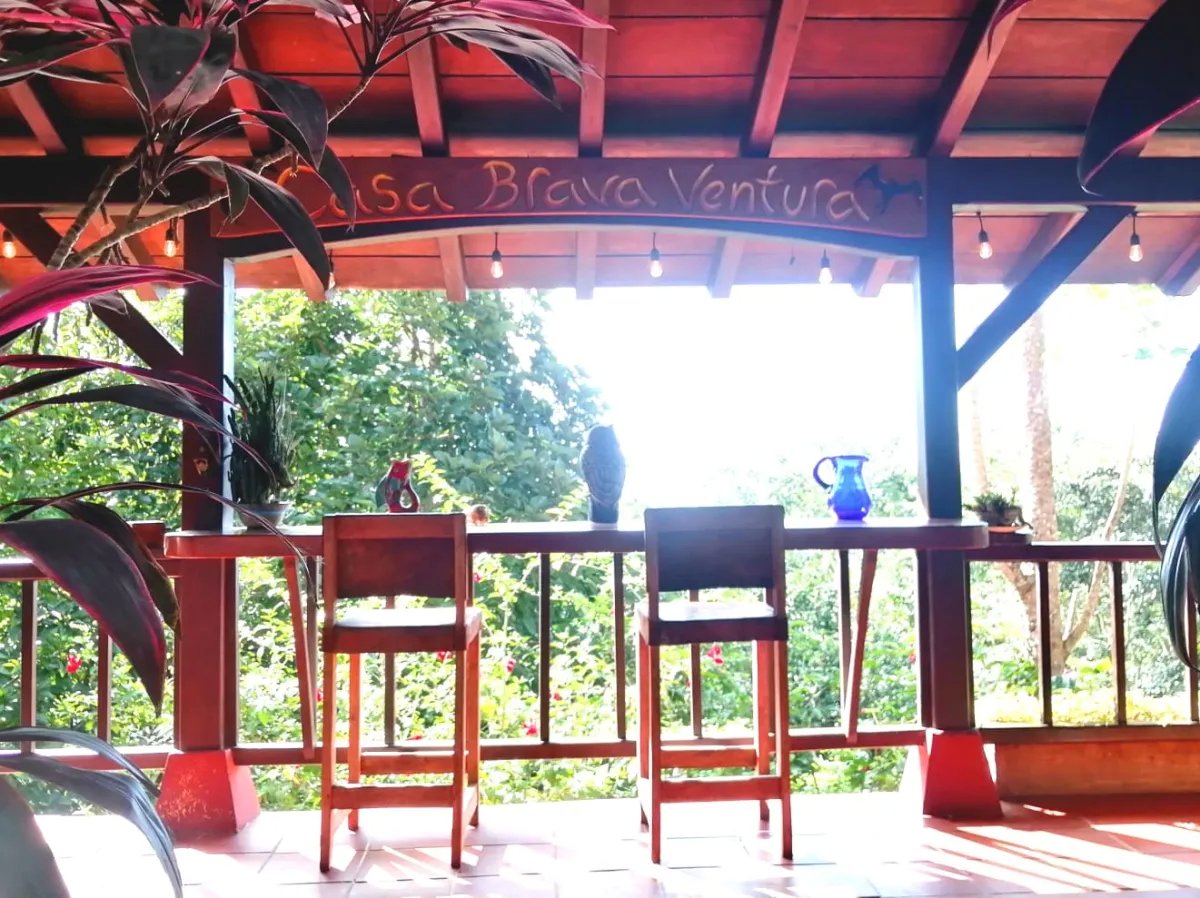 En venta: Casa Brava Ventura  Santuario colonial con vistas al océano en Santa Catalina.