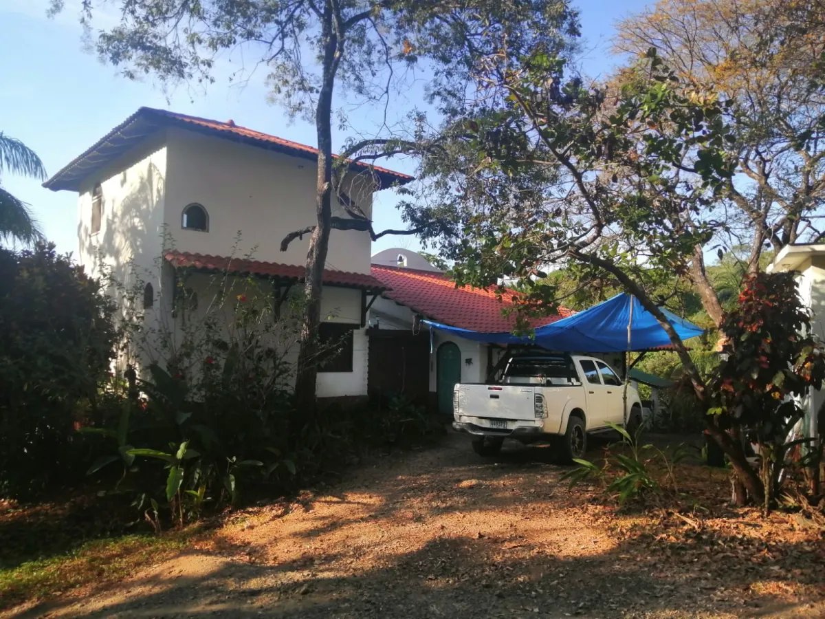 En venta: Casa Brava Ventura  Santuario colonial con vistas al océano en Santa Catalina.