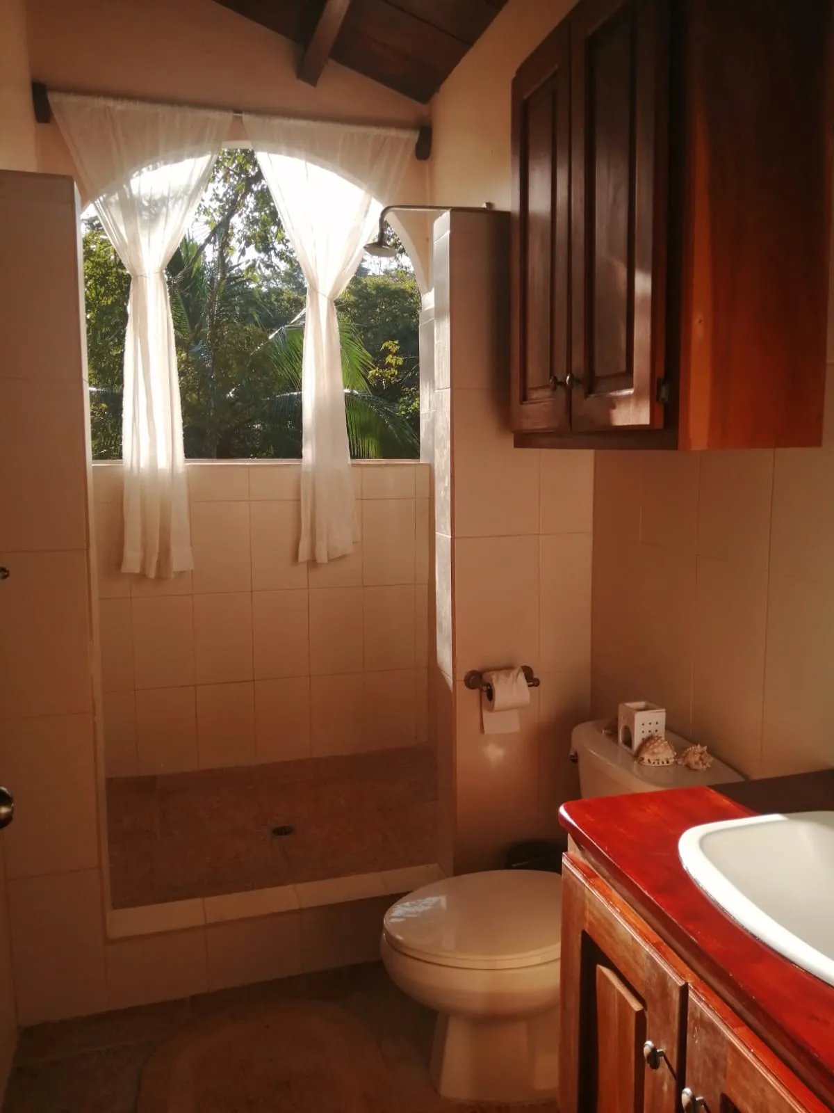 En venta: Casa Brava Ventura  Santuario colonial con vistas al océano en Santa Catalina.