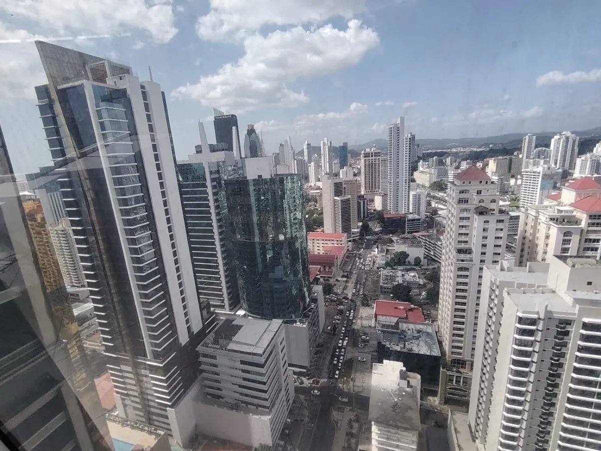 SE ALQUILA O SE VENDE OFICINA EDIFICIO SL55