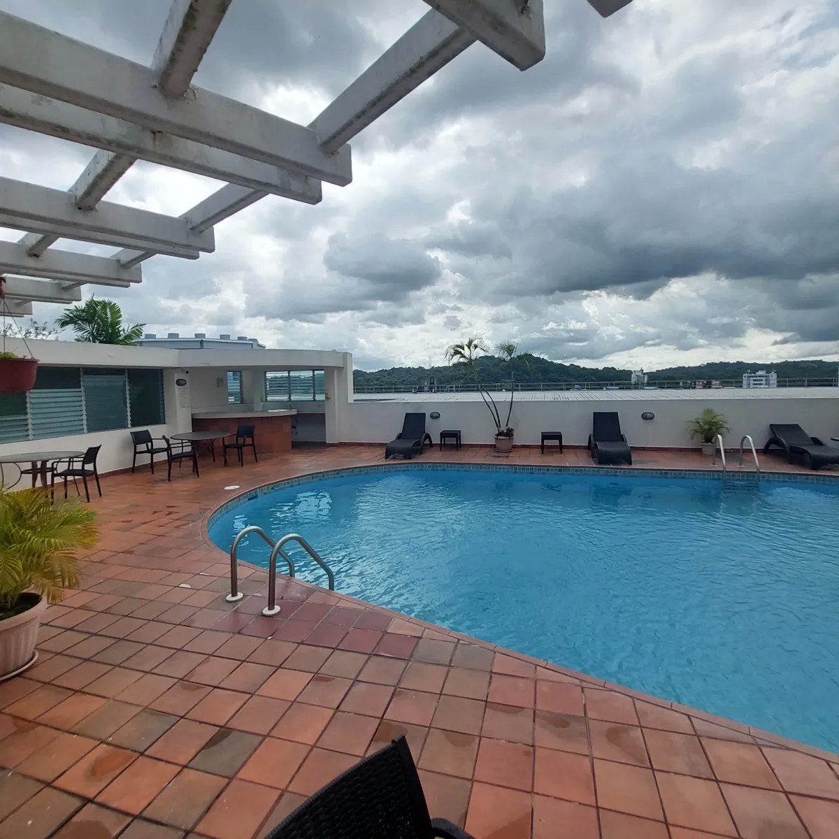 Apartment For Sale in Edison Park