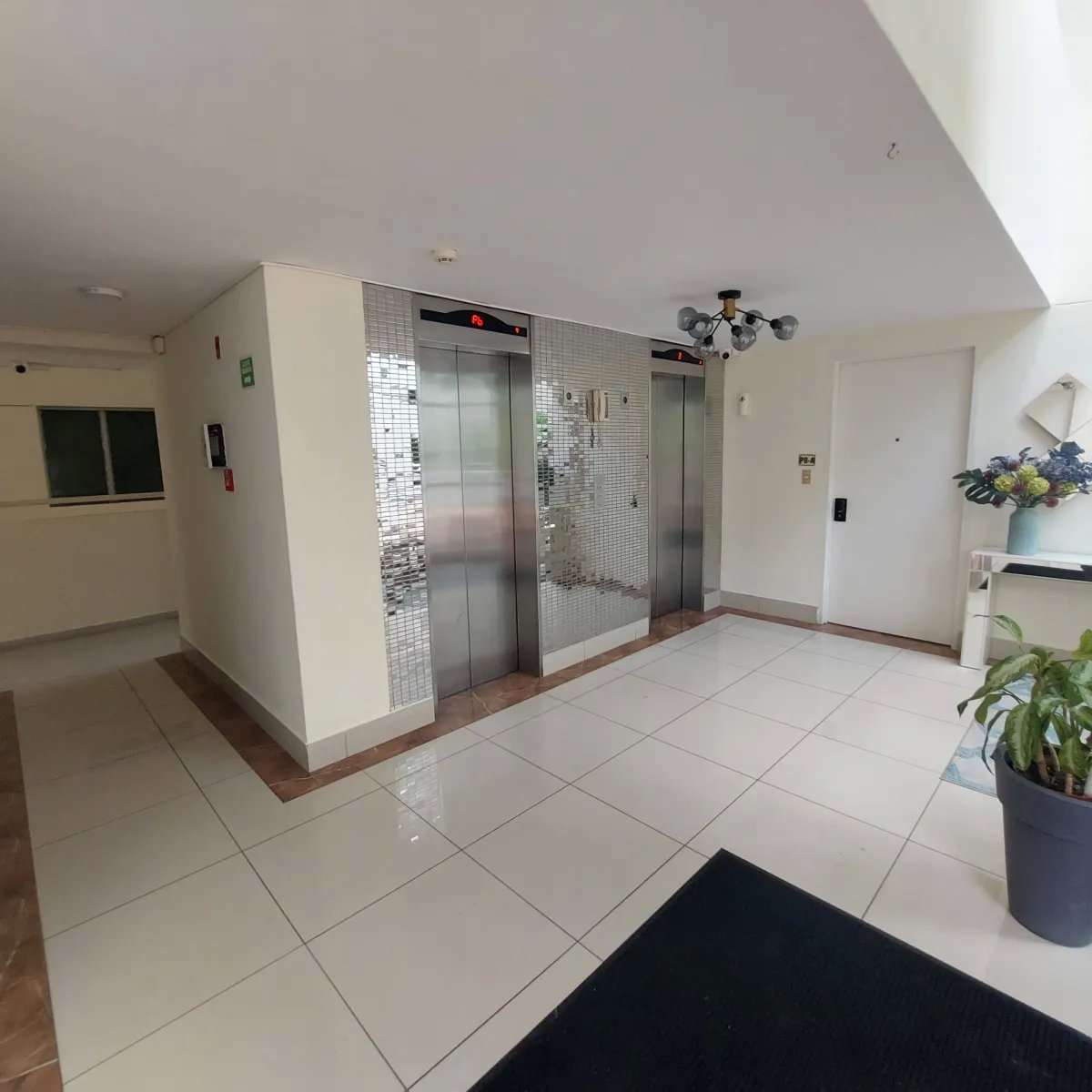 Apartment For Sale in Edison Park