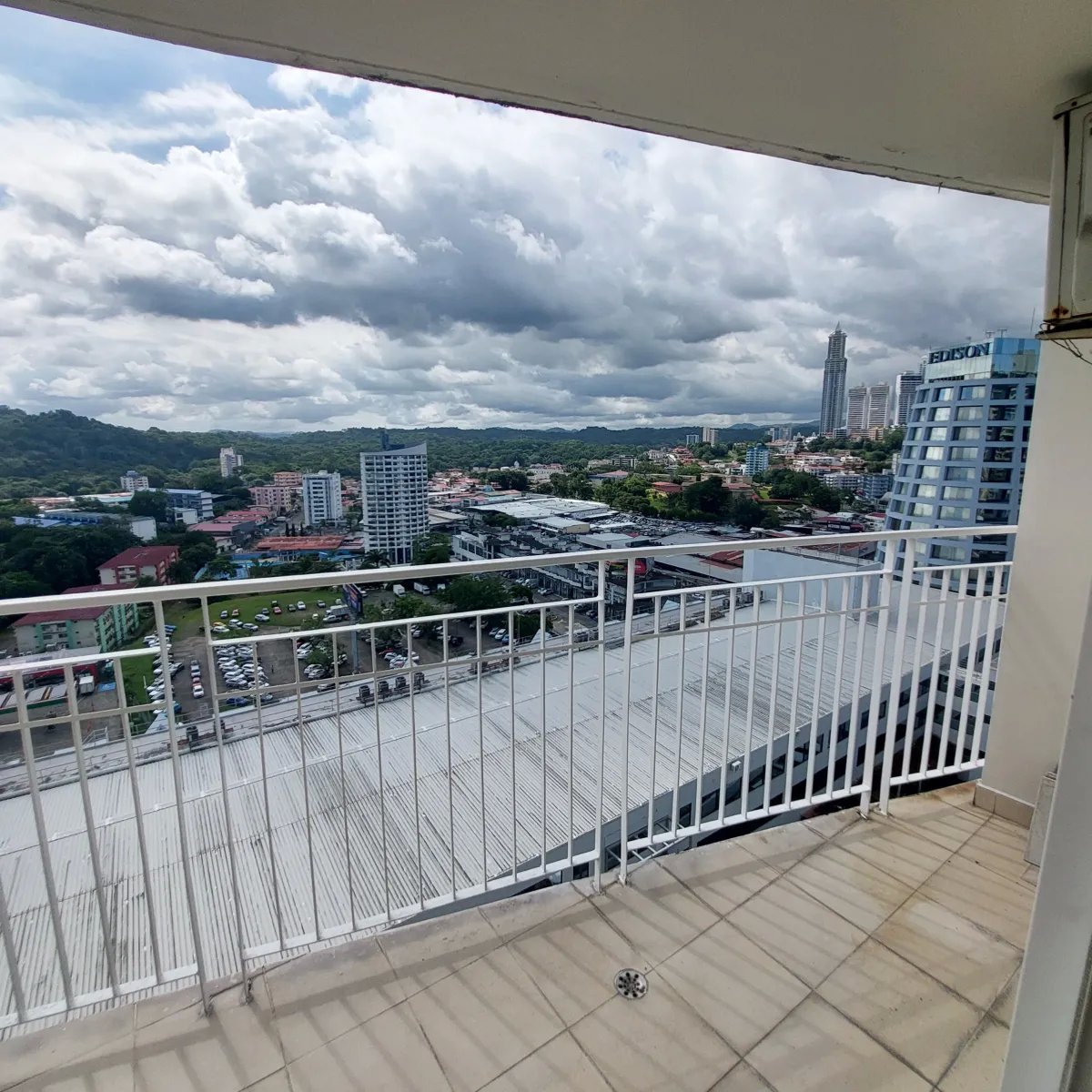 Apartment For Sale in Edison Park