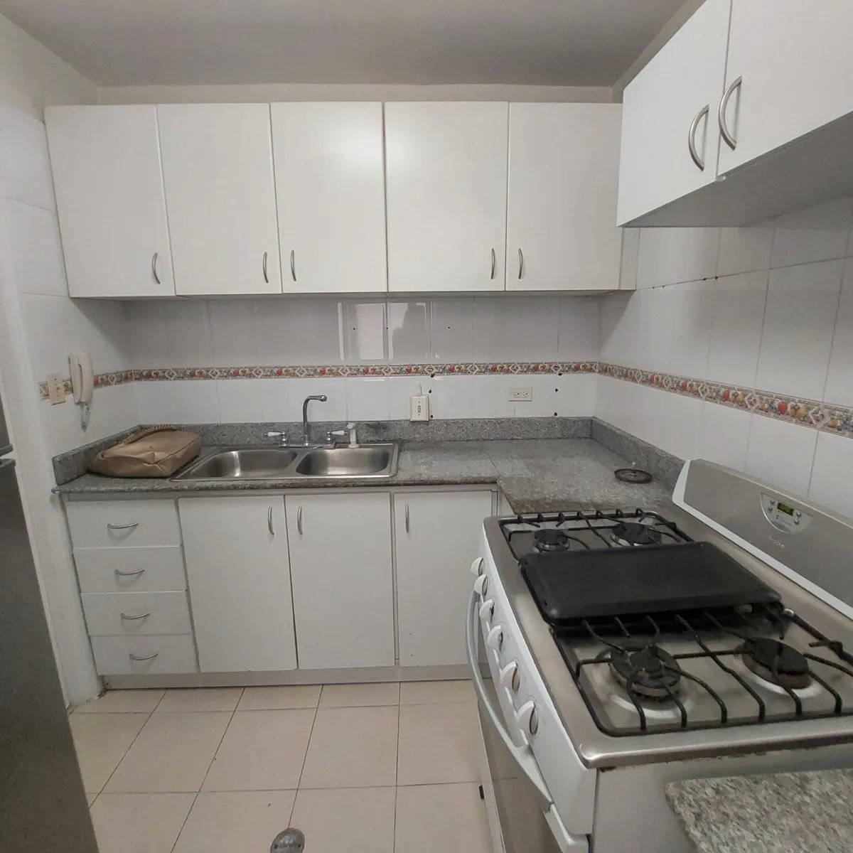 Apartment For Sale in Edison Park