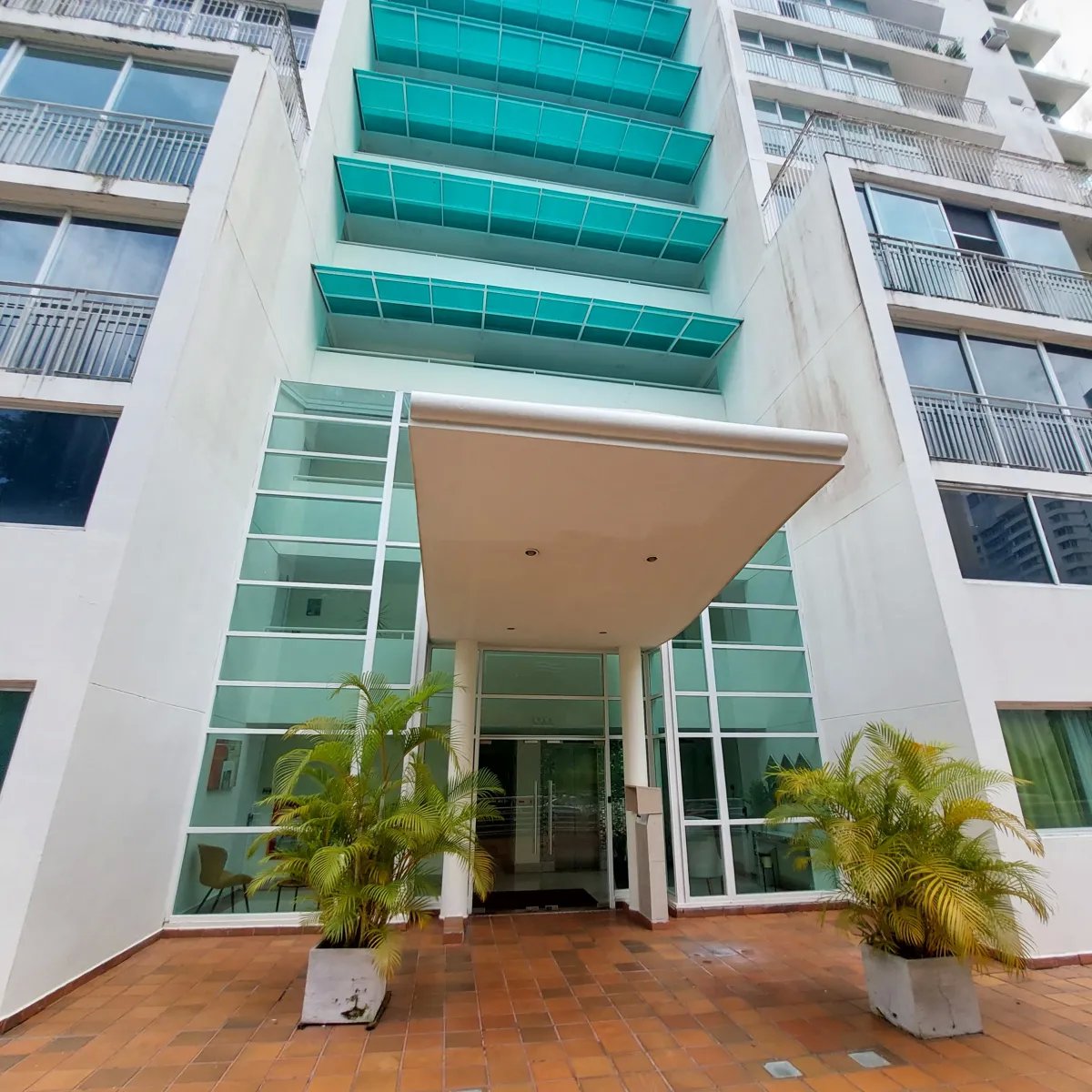 Apartment For Sale in Edison Park