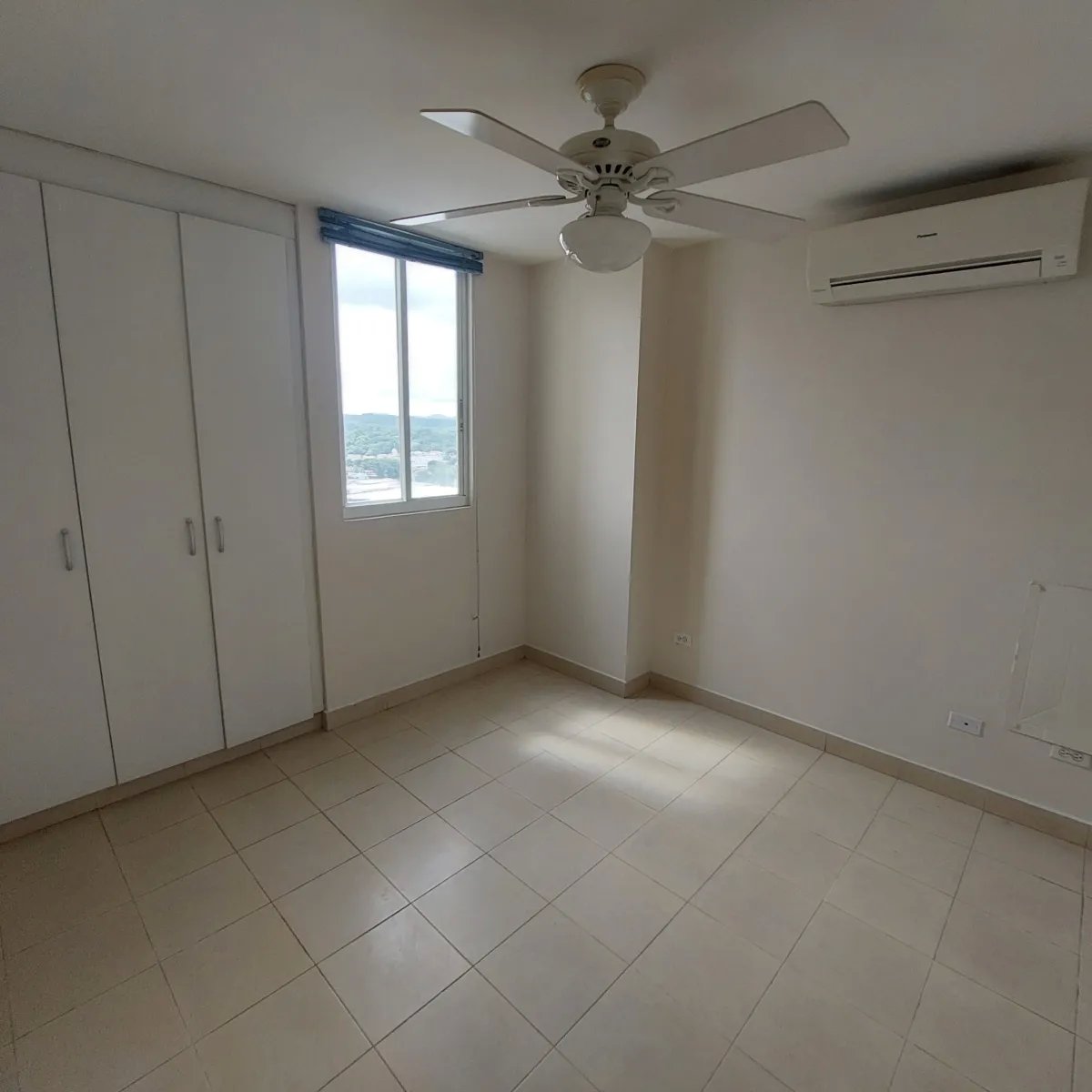 Apartment For Sale in Edison Park