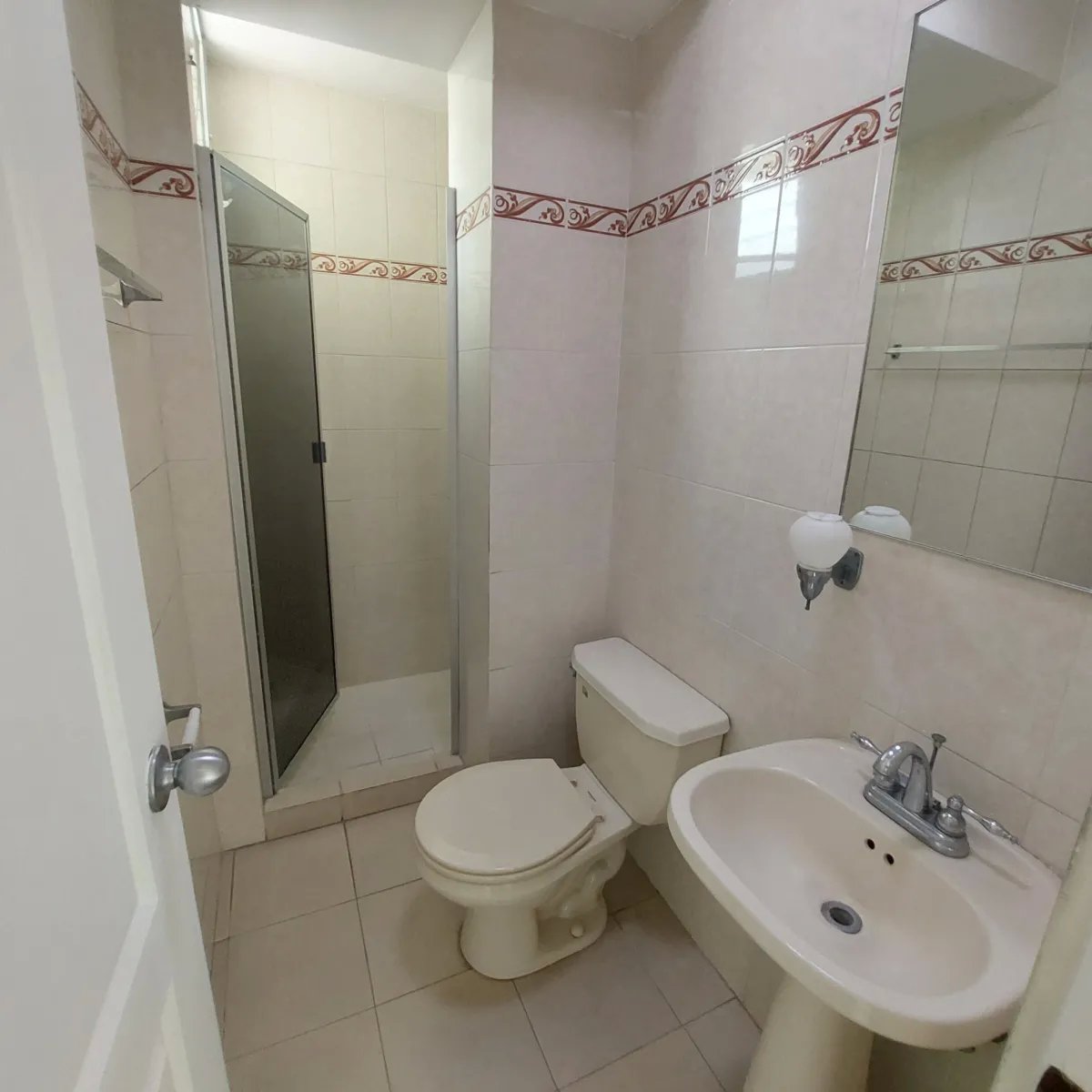 Apartment For Sale in Edison Park
