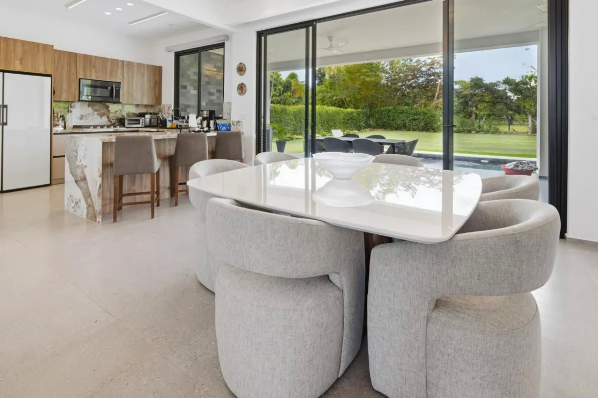 Vendo Exclusiva Casa con Piscina y Terraza  Totalmente Equipada