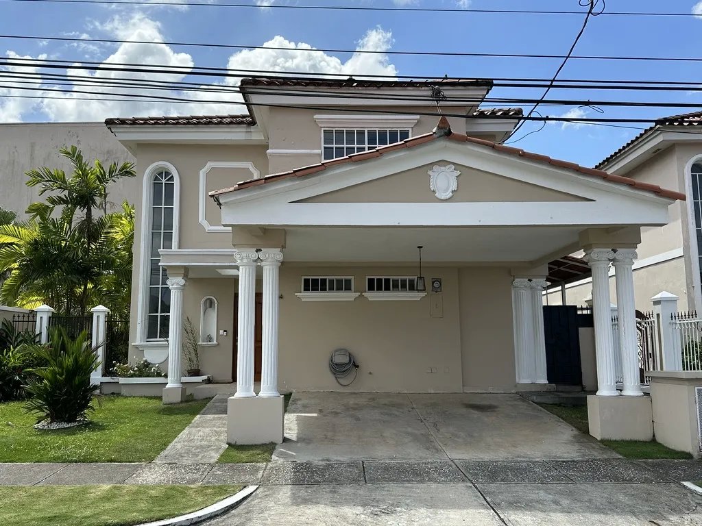 SE ALQUILA CASA EN ALTOS DE PANAMA