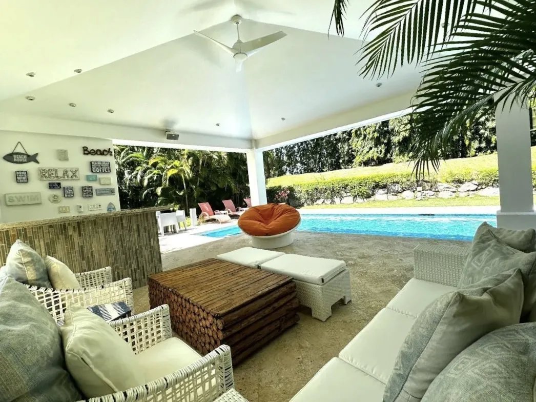 Venta de Casa con Piscina en Bijao