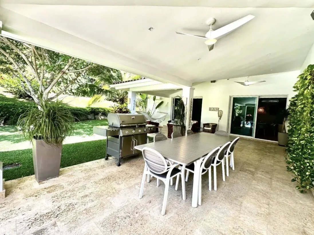 Venta de Casa con Piscina en Bijao