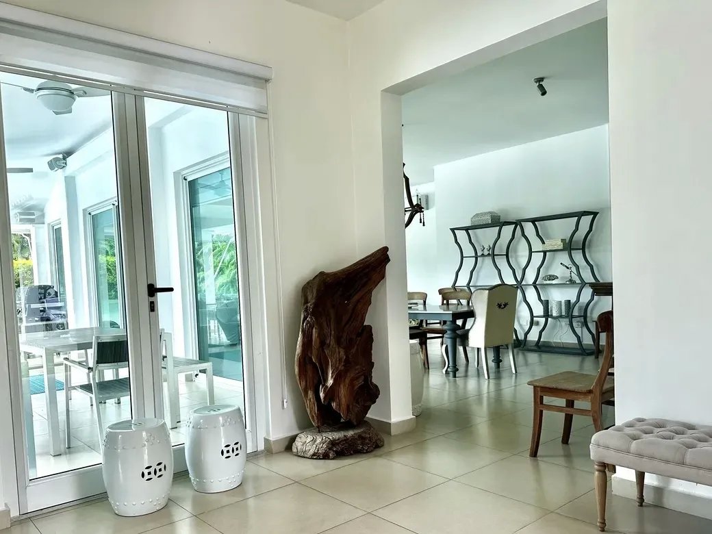 Venta de casa con piscina en Cocoli