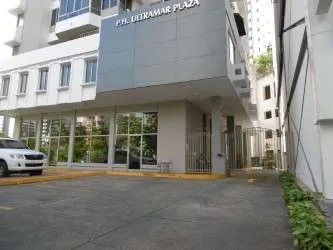 Venta de Local comercial en P.H. Ultramar Plaza, Marbella