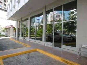 Venta de Local comercial en PH Ultramar Plaza, Marbella