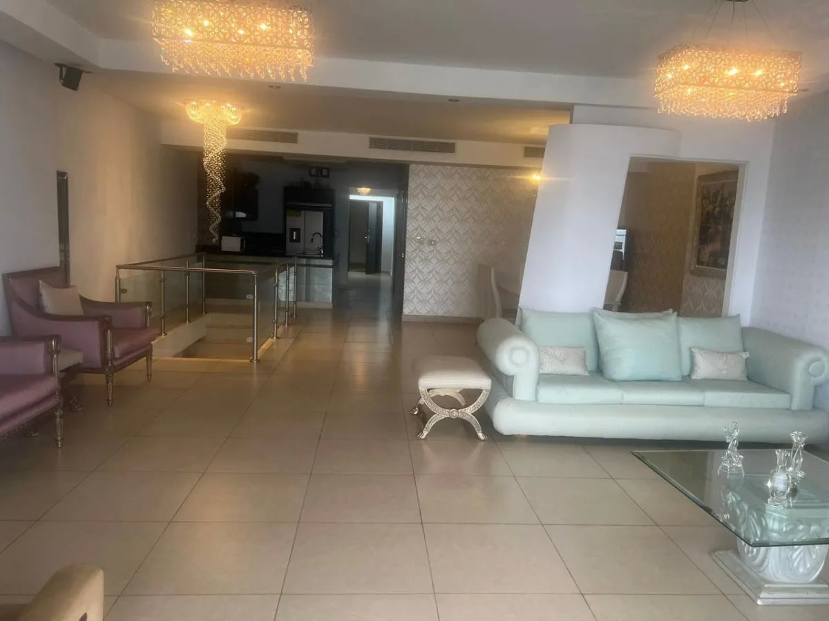 Apartment For Sale in Avenida Balboa