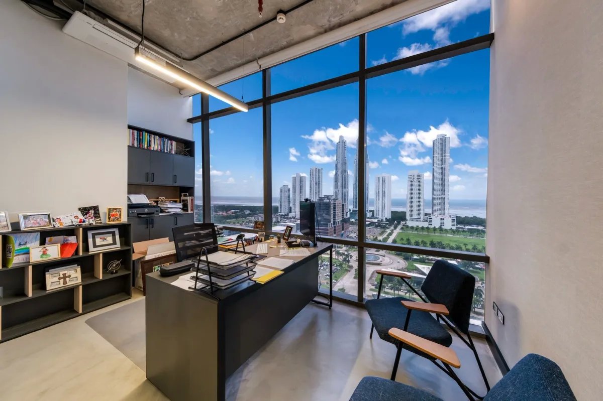 Se vende oficina en Costa del Este amoblada