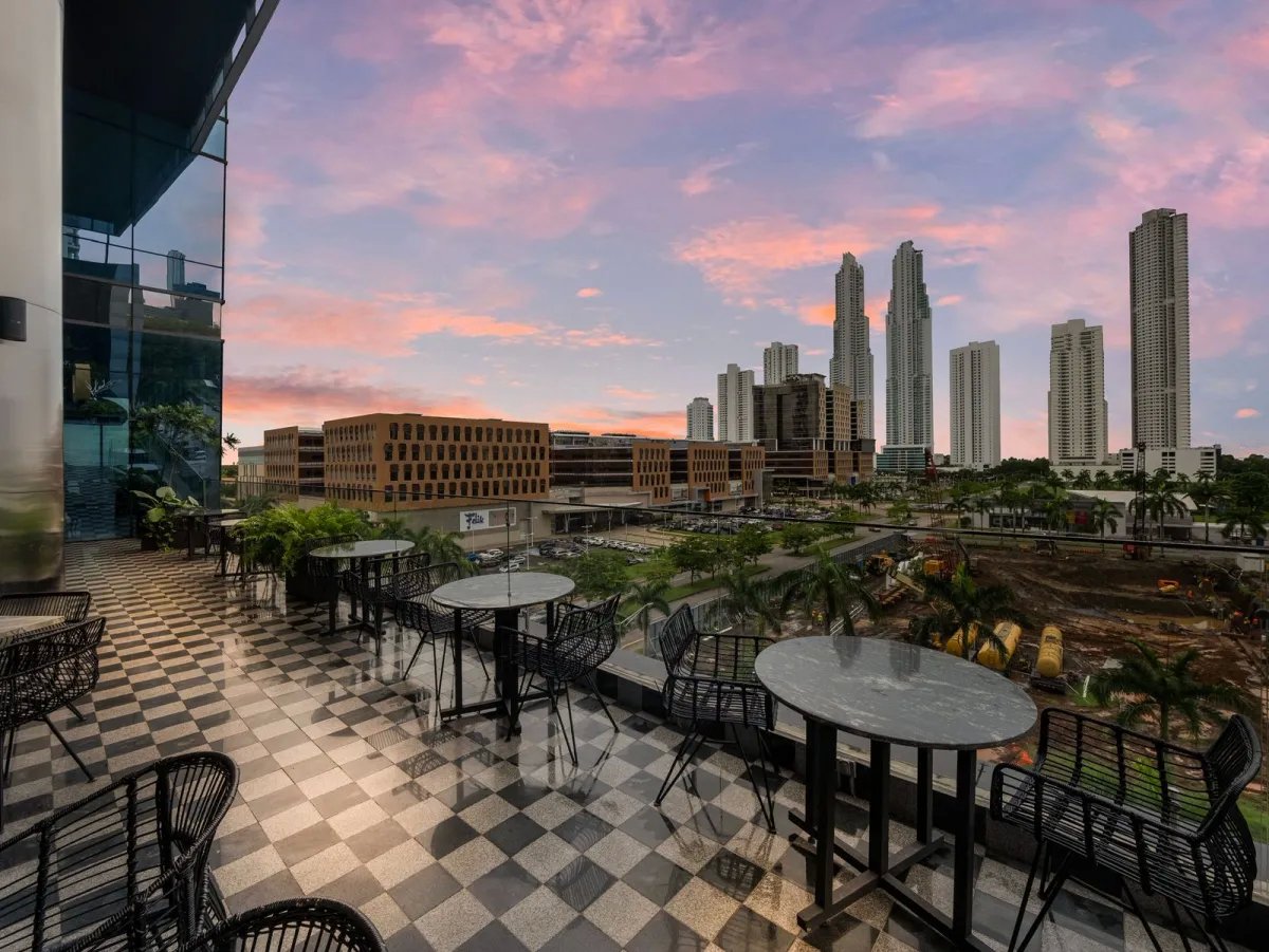 Se vende oficina en Costa del Este amoblada