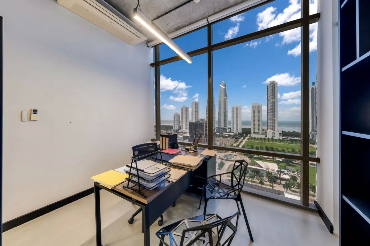 Se vende oficina en Costa del Este amoblada
