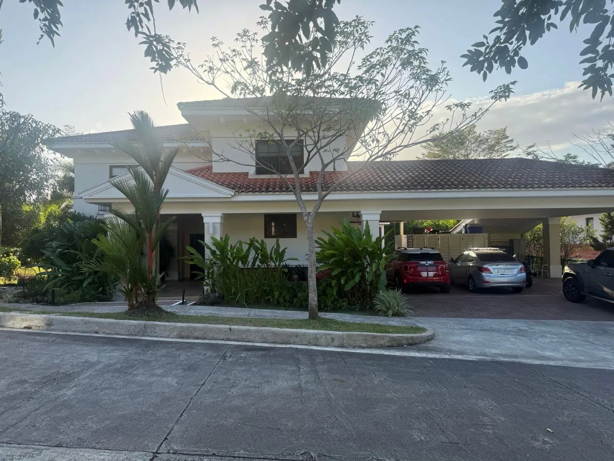 House for sale in PH Los Senderos