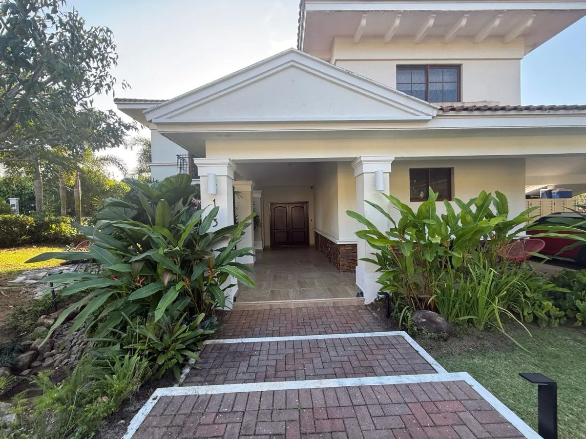 House for sale in PH Los Senderos
