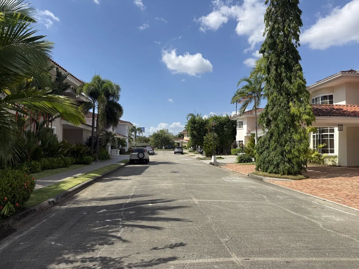 House for sale in PH Residencial Las Perlas