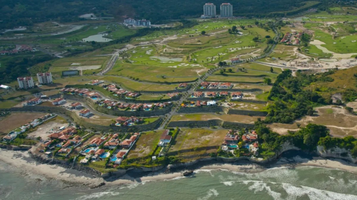 Amplio Apartamento de 3 Recámaras y Gran Balcón, Vista Mar San Carlos