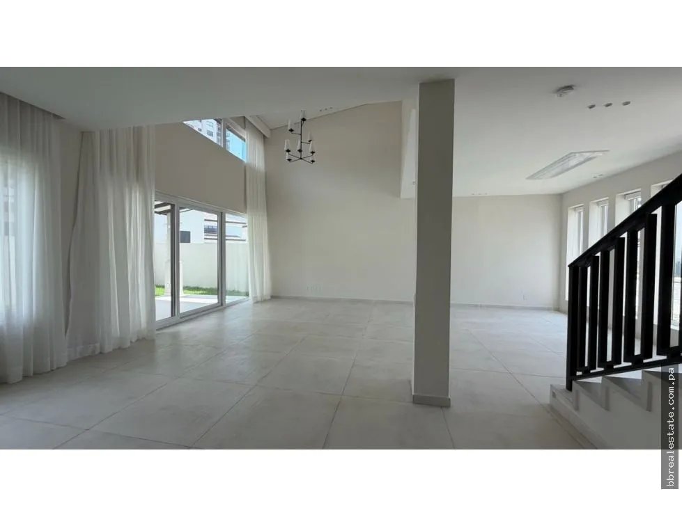 Venta de Casa Unifamiliar en PH The Woods, Santa María